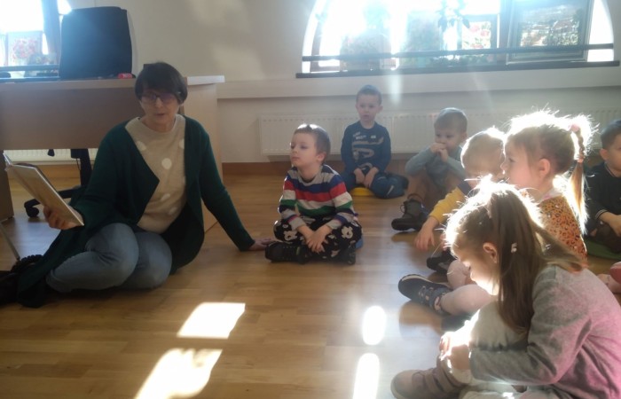 Spotkanie czytelnicze w bibliotece