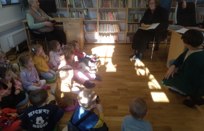 Spotkanie czytelnicze w bibliotece