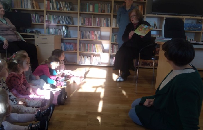 Spotkanie czytelnicze w bibliotece