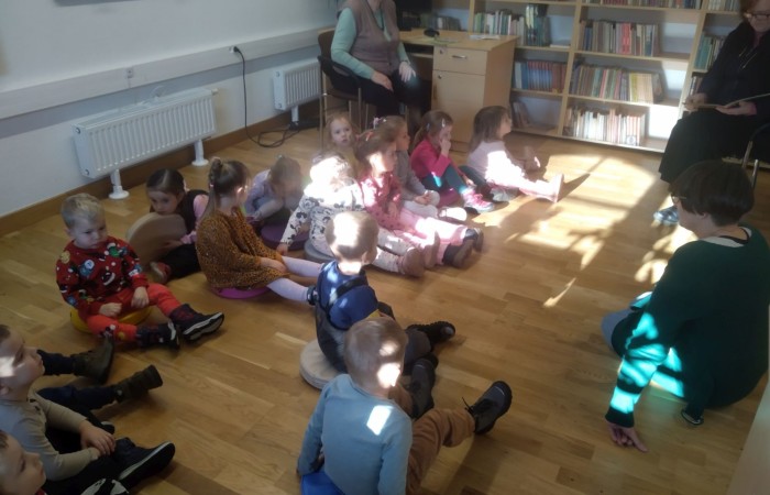 Spotkanie czytelnicze w bibliotece
