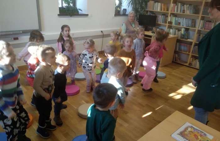 Spotkanie czytelnicze w bibliotece