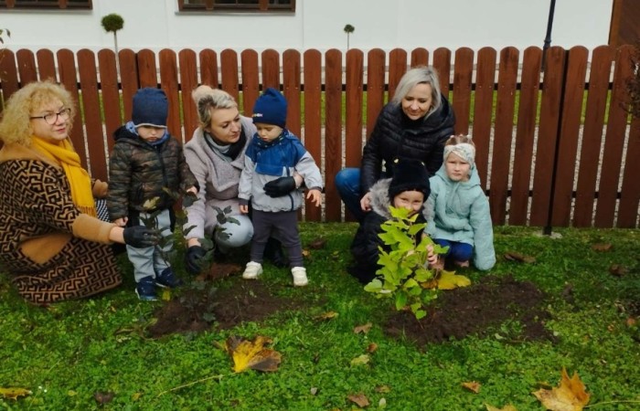 Sadzenie drzew i krzewów miododajnych