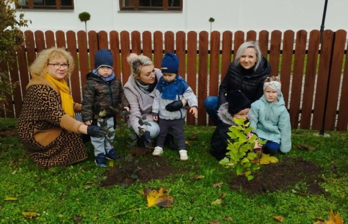 Sadzenie drzew i krzewów miododajnych