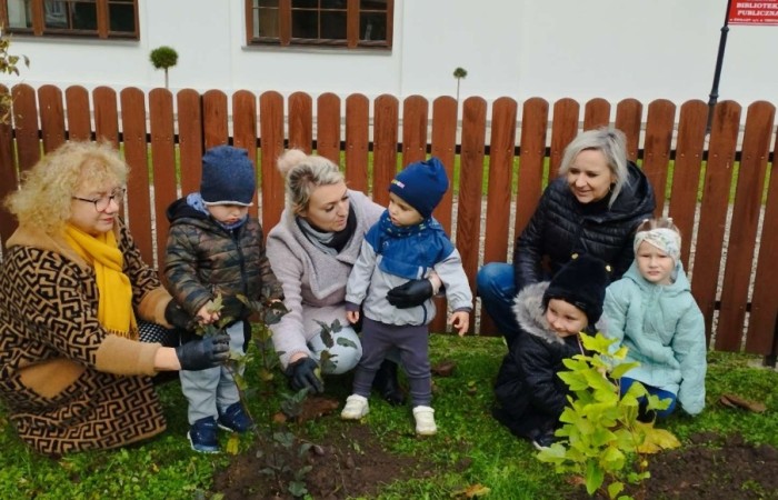 Sadzenie drzew i krzewów miododajnych