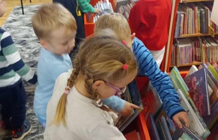 Smerfy z wizytą w Gminnej Bibliotece
