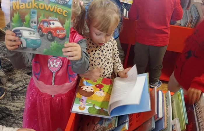 Smerfy z wizytą w Gminnej Bibliotece