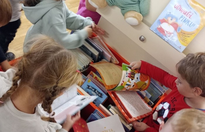 Smerfy z wizytą w Gminnej Bibliotece