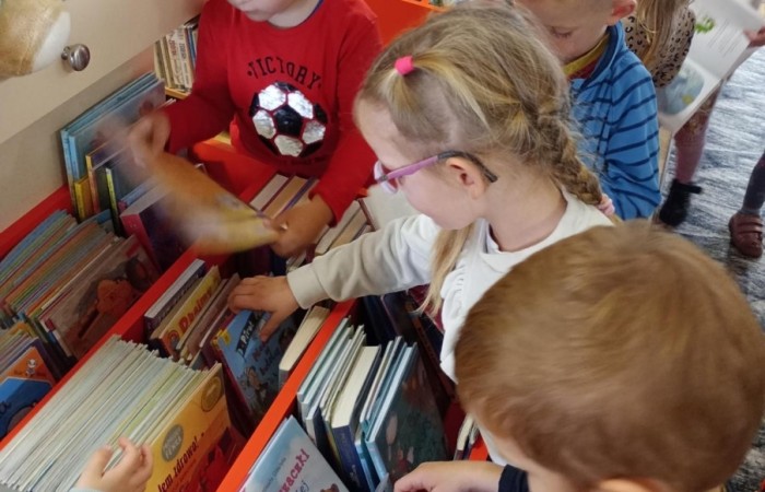 Smerfy z wizytą w Gminnej Bibliotece