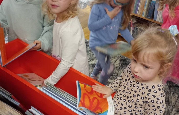 Smerfy z wizytą w Gminnej Bibliotece