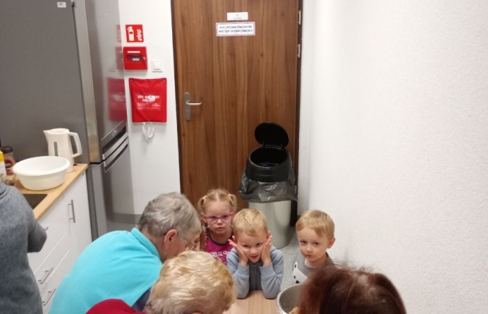 Pieczenie pierniczków u Smerfów