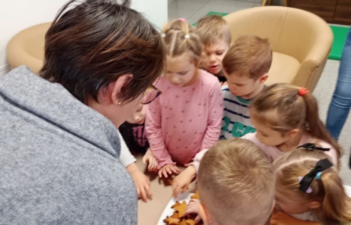 Pieczenie pierniczków u Smerfów
