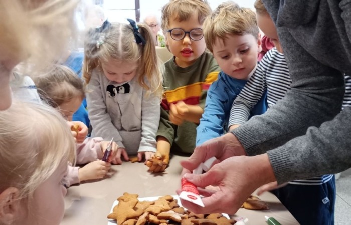 Pieczenie pierniczków u Smerfów