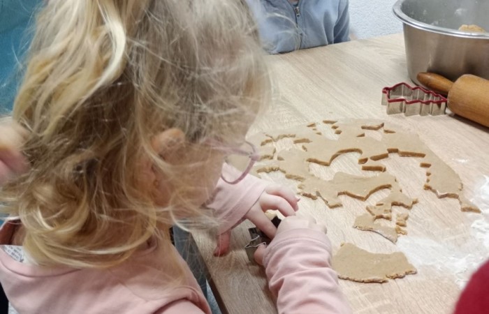 Pieczenie pierniczków u Smerfów