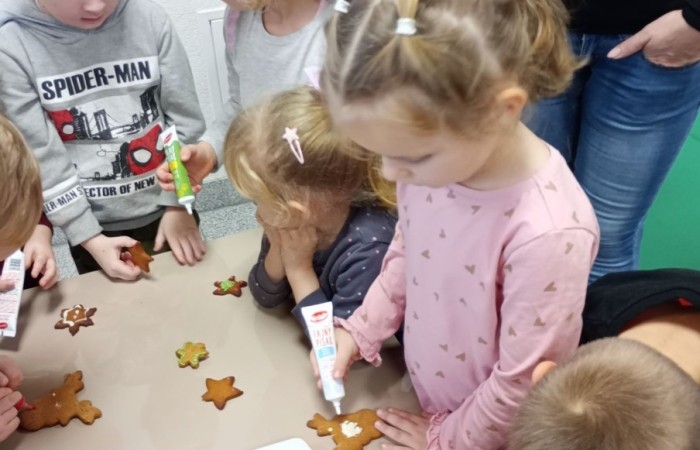 Pieczenie pierniczków u Smerfów