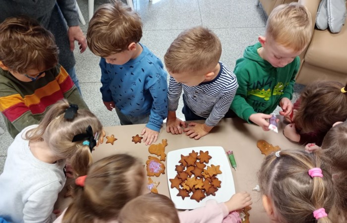 Pieczenie pierniczków u Smerfów