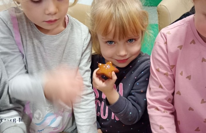 Pieczenie pierniczków u Smerfów