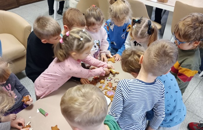 Pieczenie pierniczków u Smerfów