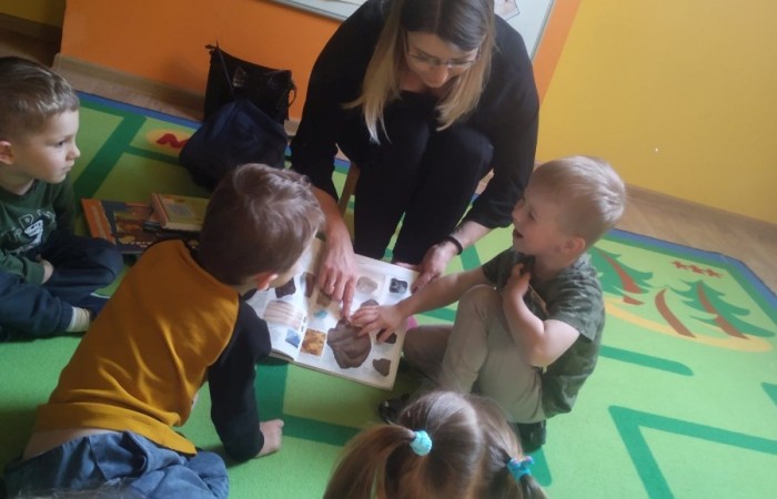 Spotkanie czytelnicze pt. „Mama, tata najpiękniej czytają”