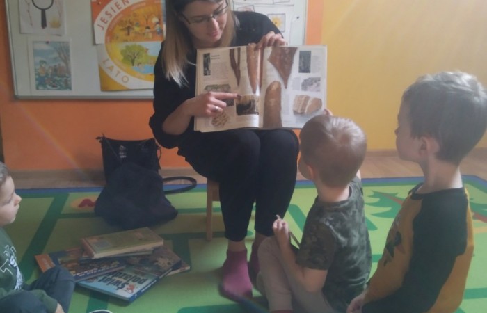 Spotkanie czytelnicze pt. „Mama, tata najpiękniej czytają”