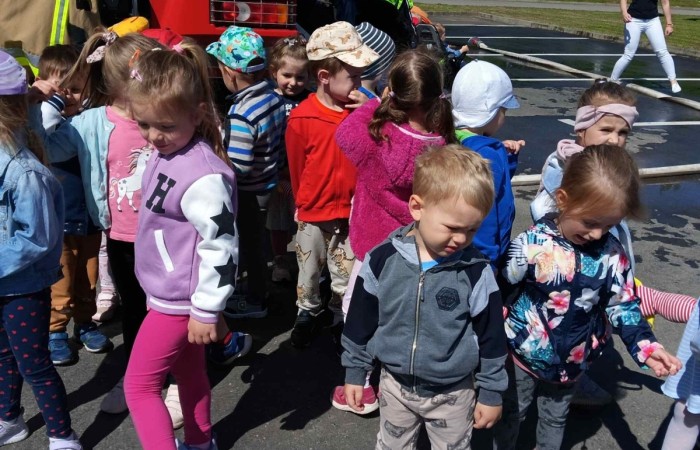 Spotkanie ze strażakami z Ochotniczej Straży Pożarnej w Trzcianie - grupa Słoneczka