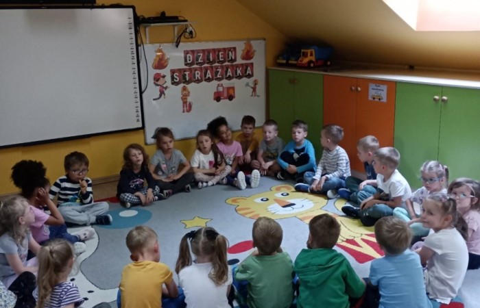 Spotkanie ze strażakami z Ochotniczej Straży Pożarnej w Trzcianie - grupa Smerfy