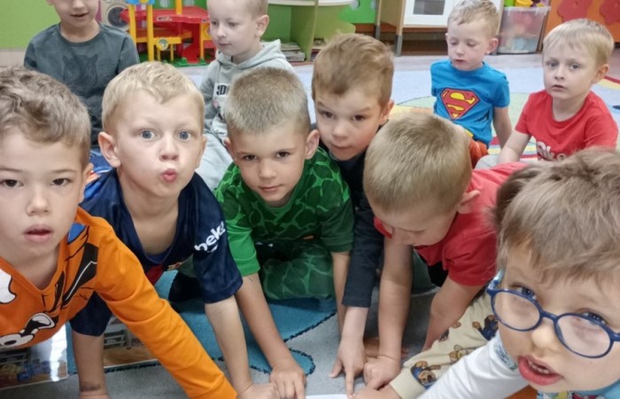 Dzień Bibliotekarza i Bibliotek - grupa Smerfy