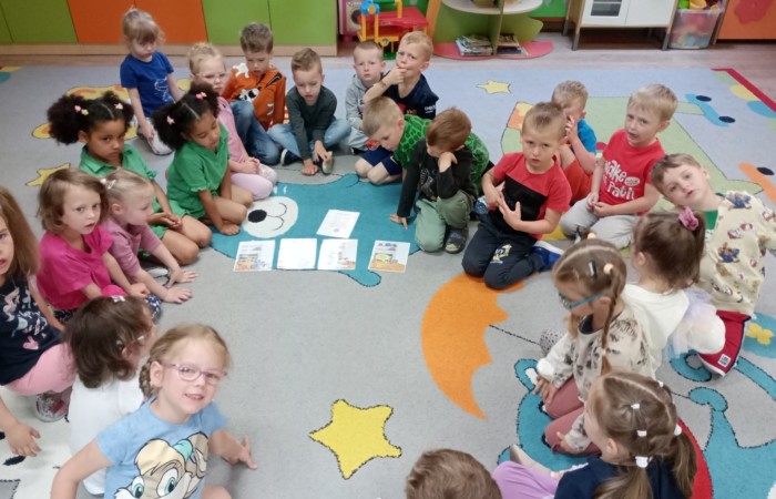 Dzień Bibliotekarza i Bibliotek - grupa Smerfy
