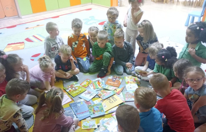 Dzień Bibliotekarza i Bibliotek - grupa Smerfy