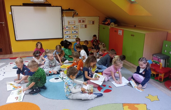 Dzień Bibliotekarza i Bibliotek - grupa Smerfy