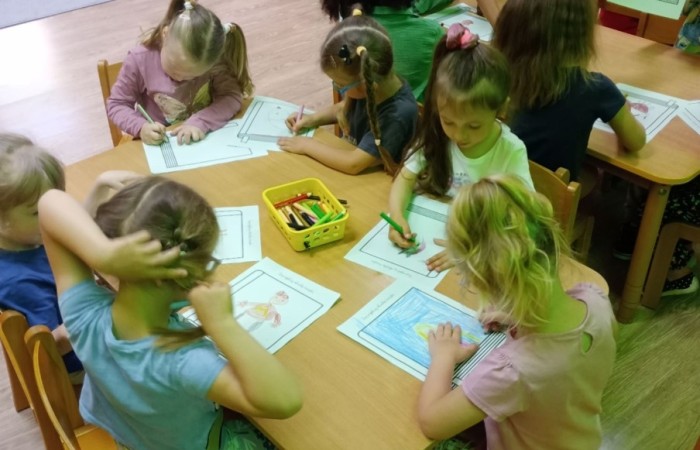Dzień Bibliotekarza i Bibliotek - grupa Smerfy