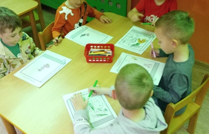 Dzień Bibliotekarza i Bibliotek - grupa Smerfy