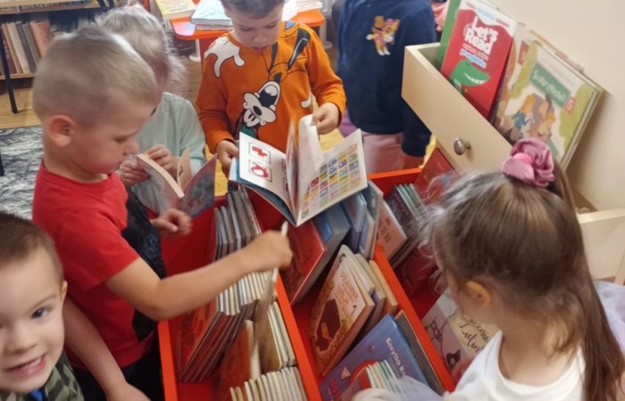 Dzień Bibliotekarza i Bibliotek - grupa Smerfy