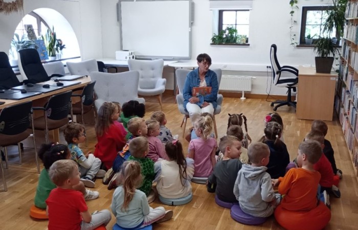 Dzień Bibliotekarza i Bibliotek - grupa Smerfy