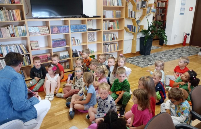 Dzień Bibliotekarza i Bibliotek - grupa Smerfy