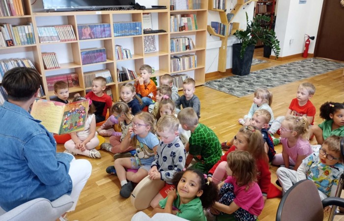 Dzień Bibliotekarza i Bibliotek - grupa Smerfy