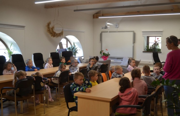 Warsztaty plastyczno – technicznych w Gminnej Bibliotece w Trzcianie - grupa Smerfy