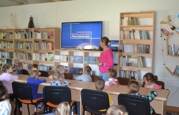 Warsztaty plastyczno – technicznych w Gminnej Bibliotece w Trzcianie - grupa Smerfy