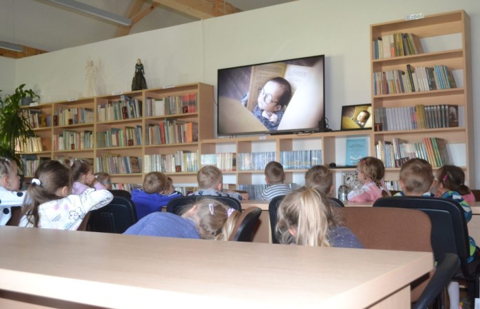 Warsztaty plastyczno – technicznych w Gminnej Bibliotece w Trzcianie - grupa Smerfy