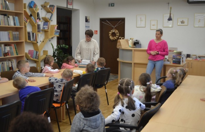 Warsztaty plastyczno – technicznych w Gminnej Bibliotece w Trzcianie - grupa Smerfy