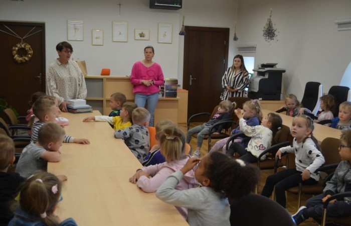 Warsztaty plastyczno – technicznych w Gminnej Bibliotece w Trzcianie - grupa Smerfy