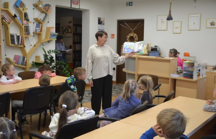 Warsztaty plastyczno – technicznych w Gminnej Bibliotece w Trzcianie - grupa Smerfy