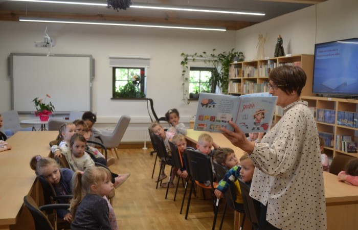 Warsztaty plastyczno – technicznych w Gminnej Bibliotece w Trzcianie - grupa Smerfy