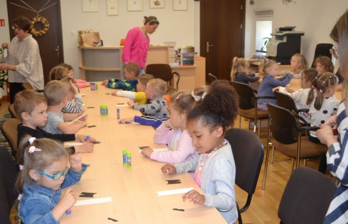 Warsztaty plastyczno – technicznych w Gminnej Bibliotece w Trzcianie - grupa Smerfy