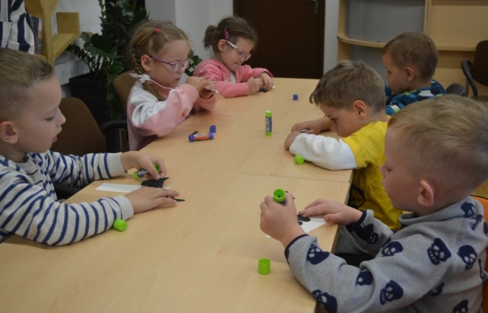 Warsztaty plastyczno – technicznych w Gminnej Bibliotece w Trzcianie - grupa Smerfy