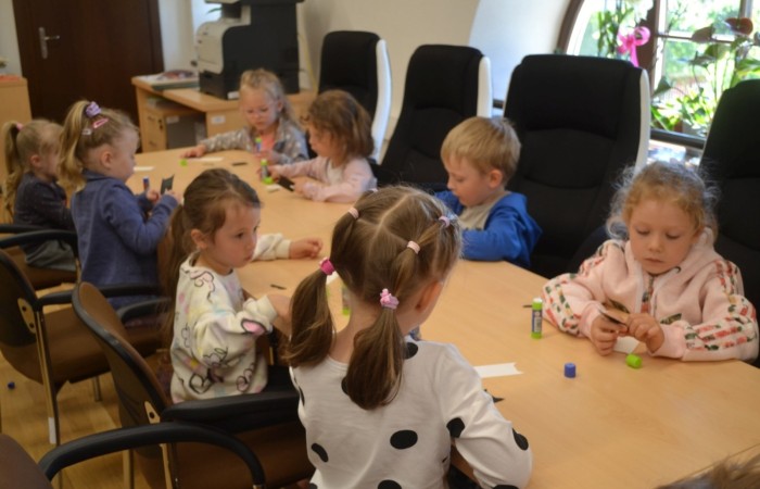 Warsztaty plastyczno – technicznych w Gminnej Bibliotece w Trzcianie - grupa Smerfy