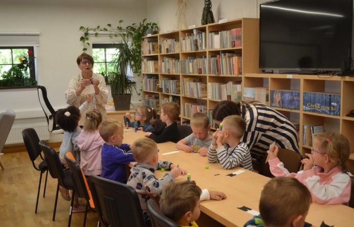 Warsztaty plastyczno – technicznych w Gminnej Bibliotece w Trzcianie - grupa Smerfy