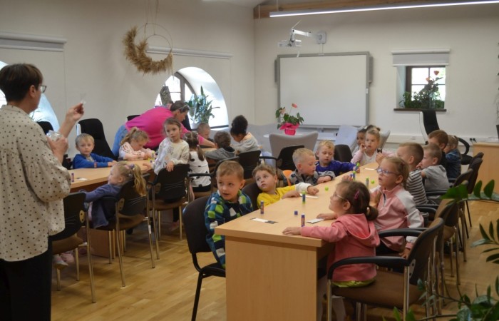 Warsztaty plastyczno – technicznych w Gminnej Bibliotece w Trzcianie - grupa Smerfy