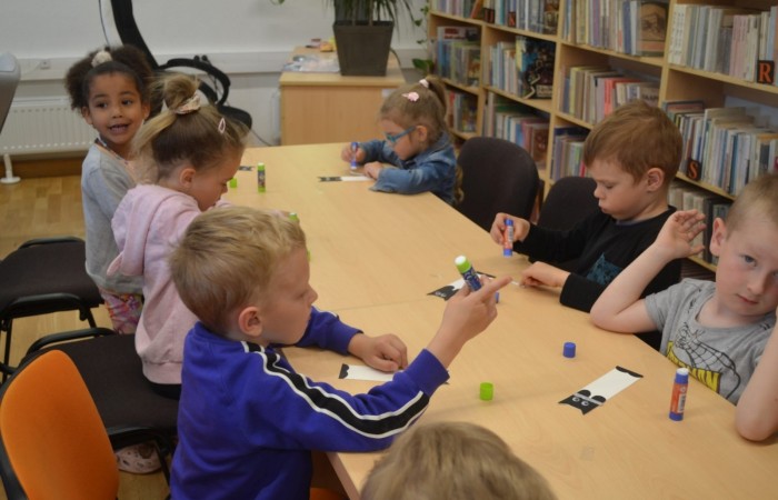 Warsztaty plastyczno – technicznych w Gminnej Bibliotece w Trzcianie - grupa Smerfy