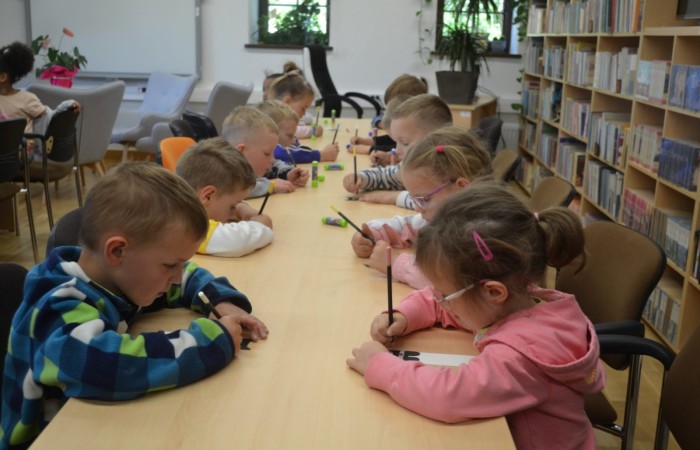 Warsztaty plastyczno – technicznych w Gminnej Bibliotece w Trzcianie - grupa Smerfy