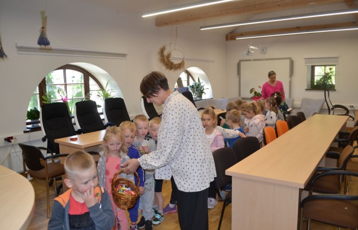 Warsztaty plastyczno – technicznych w Gminnej Bibliotece w Trzcianie - grupa Smerfy